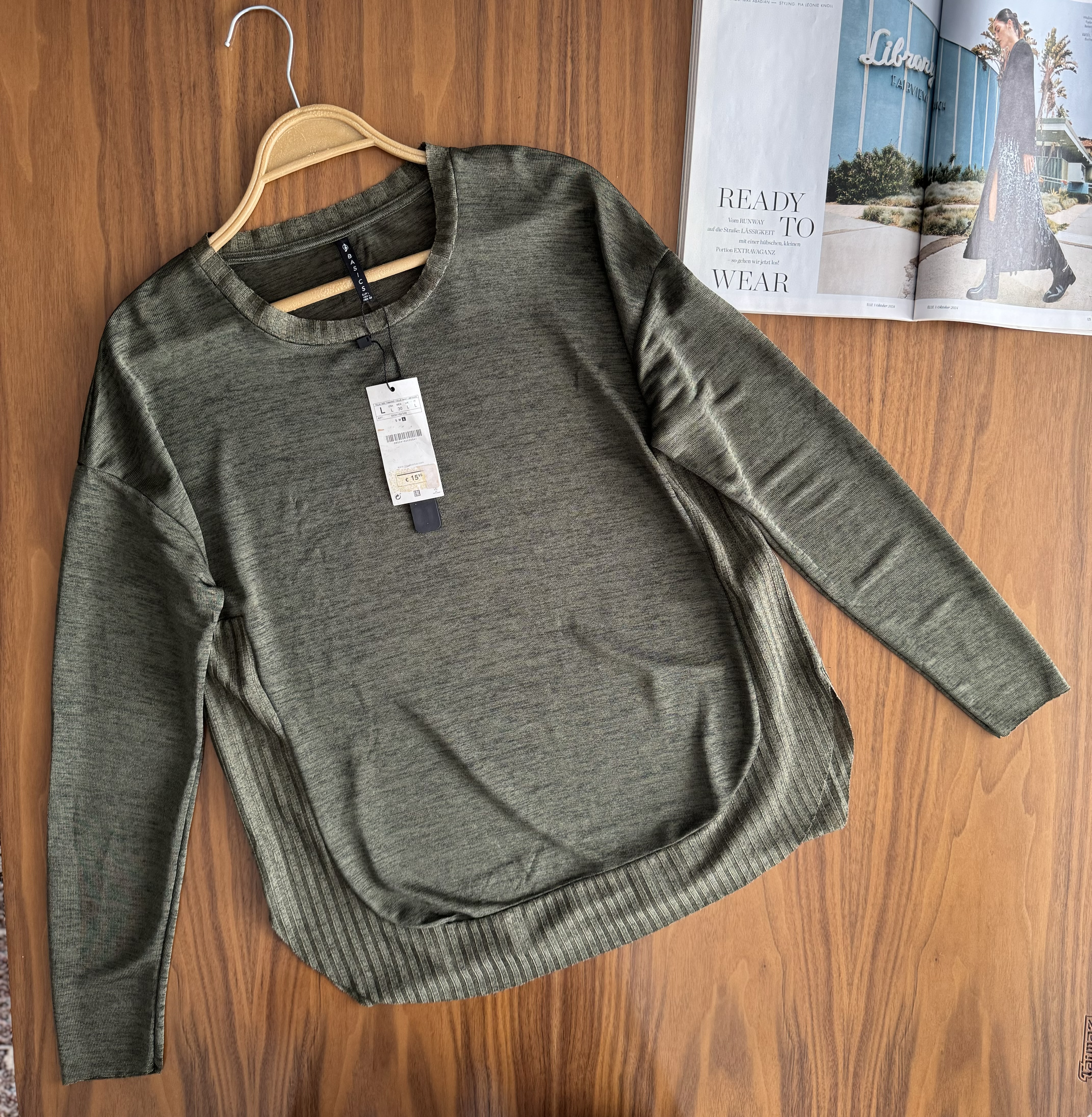 بلوز کشی خیلی ناز و خوشرنگ و لطیف تگدار برندstradivarius