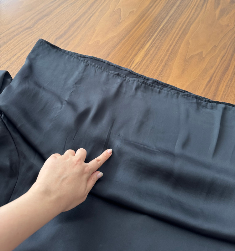 شومیز مشکی ساتن ابریشم خیلی خوش جنس ایراددار-پارچه لخت ریزشی برندdresso