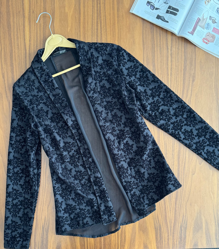 کت مشکی خیلی خاص و ناز-پارچه دارای مخمل های برجسته-پشت کار حریر برند ترکwear on