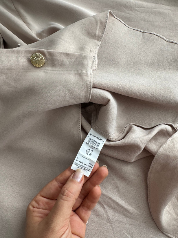 شوميز كرپ ساتن مات گرم بالا-جنس ورنگ محشر كمر كش دارد برند river island-ایراد ریز