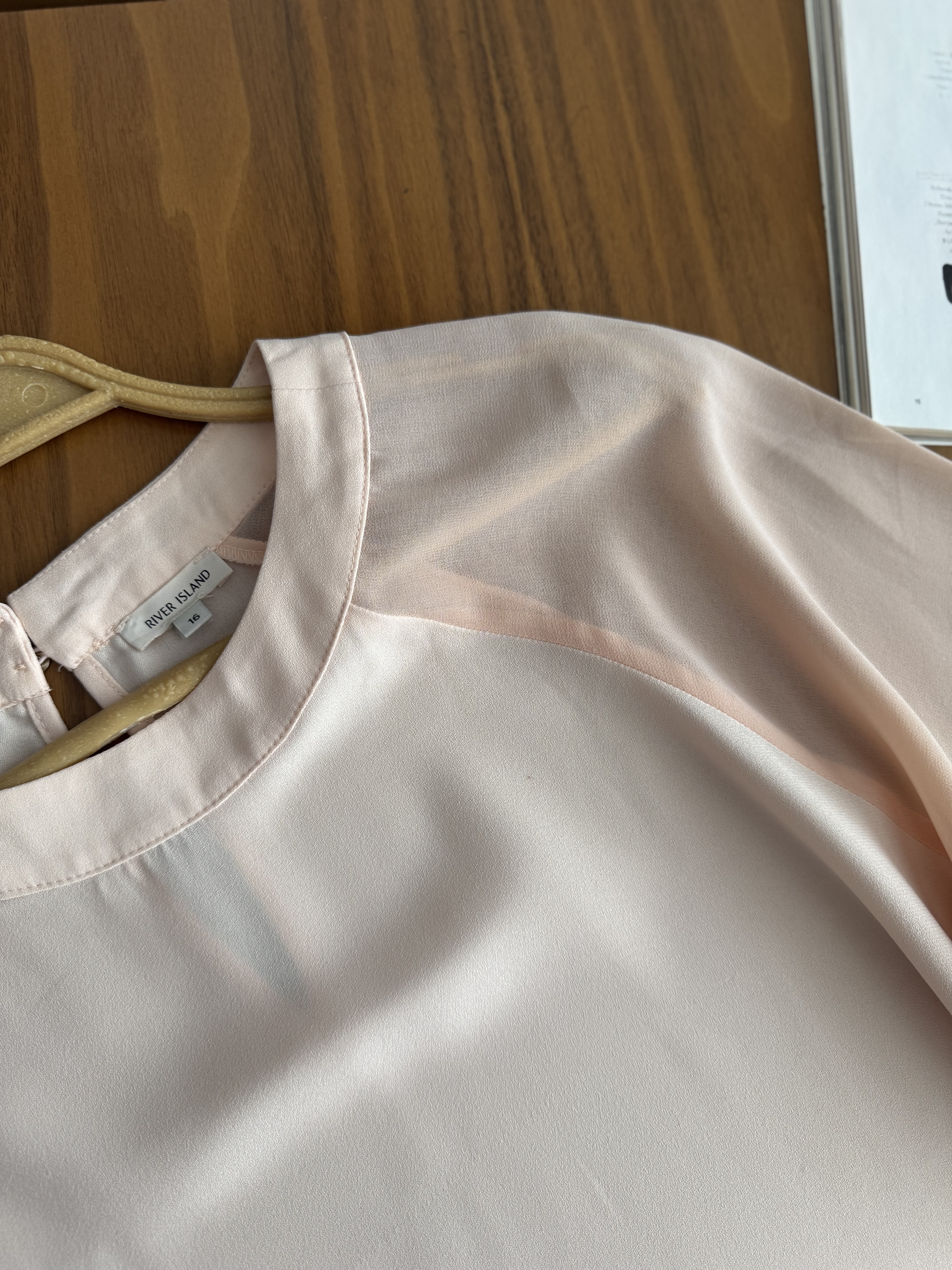 شومیز کرپ استینا حریر خیلیی خوش جنس و ناز برندriver island
