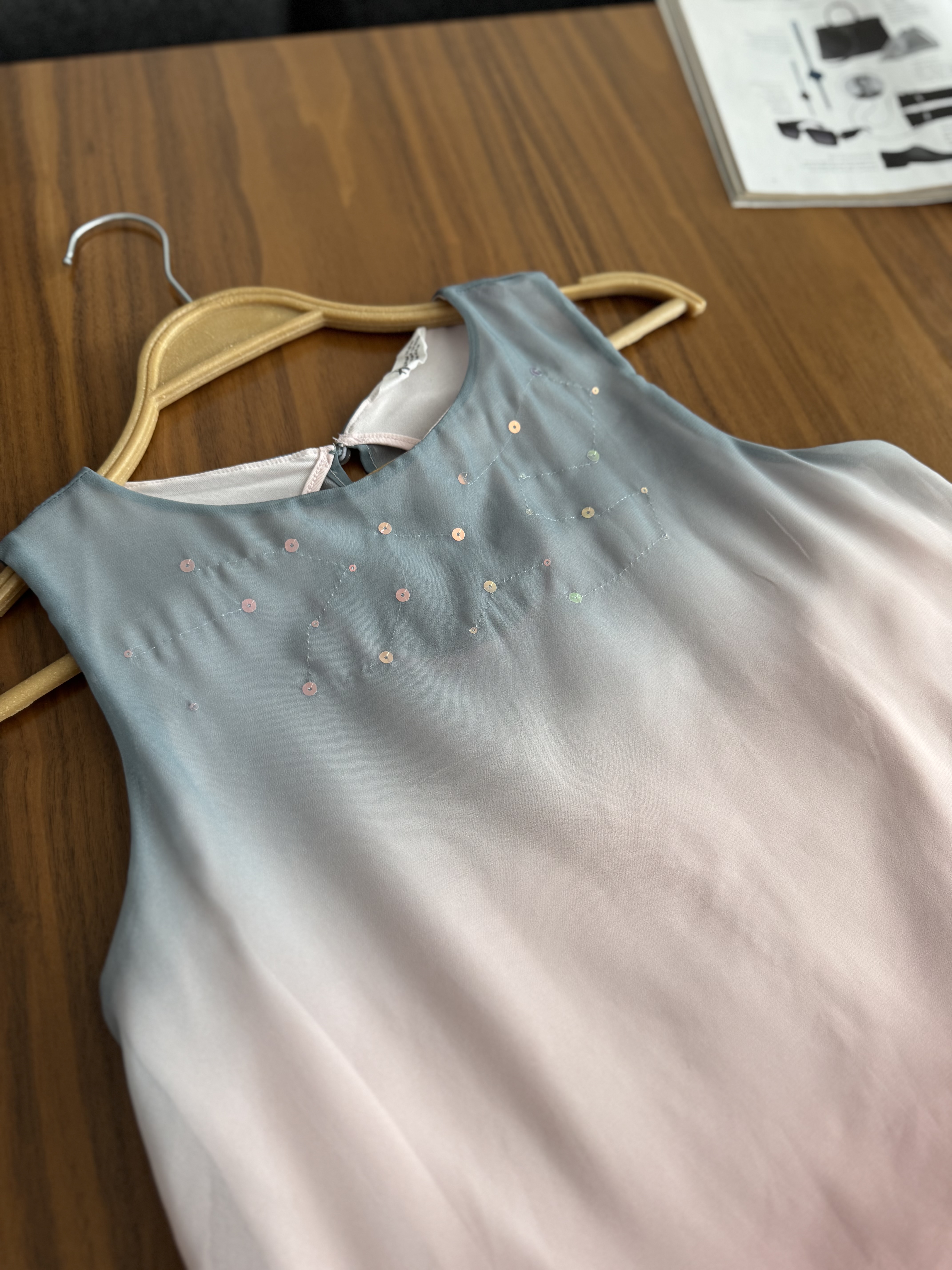 تاپ حریر ابریشمی استردار خیلی کیوت پولک دوزی شده برندh&m
